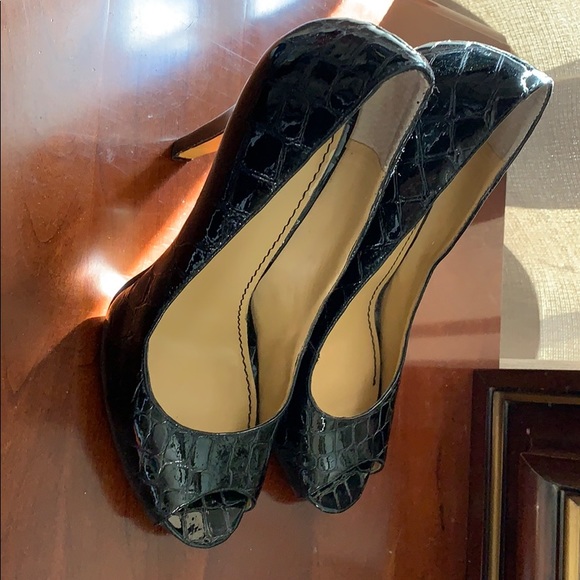 Alligator black patent peep toe heels - Picture 2 of 7